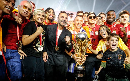 Son Dakika: Galatasaray, 2022-23 sezonu şampiyonluk kupasını kaldırdı