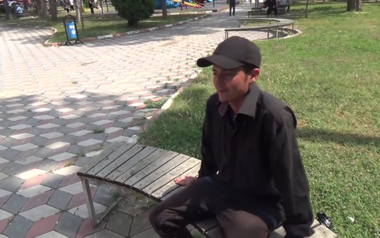 Boşanan anne ve babasının ardından sokaklarda yaşayan genç iş ve barınma istiyor