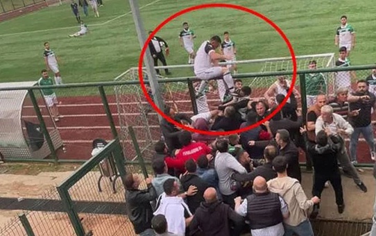Türkiye'de yaşandı! Futbolcu, çivili kramponuyla taraftarın kafasına tekme attı