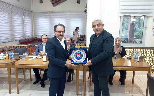 Hisarcık'ta Emekliye Ayrılan İmam Hatip Okulu Müdürü İbrahim Sezer İçin Veda Yemeği Düzenlendi