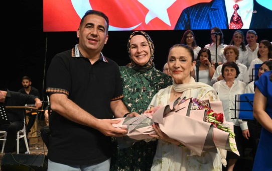 Belkıs Akkale, Torbalı Belediyesi Türk Halk Müziği Topluluğu Konserinde Sahne Aldı