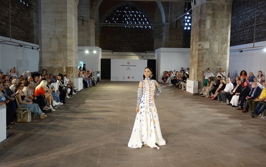 Tokat baskı desenleriyle hazırlanan kıyafetler defilede tanıtıldı