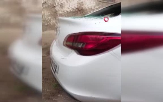 Fırtınada çatıdan uçan güneş enerji paneli aracın üzerine düştü