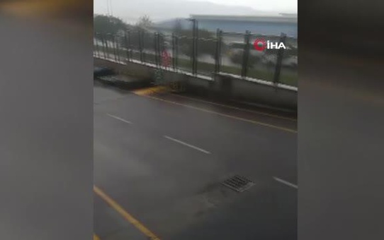 Kayseri'de selde fabrikanın duvarı yıkıldı, 4 araç hurdaya döndü