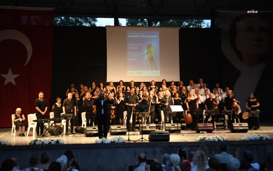 Bornova Belediyesi Türk Sanat Müziği Korosu 'Bir Demet Hicaz Şarkıları Konseri' verdi