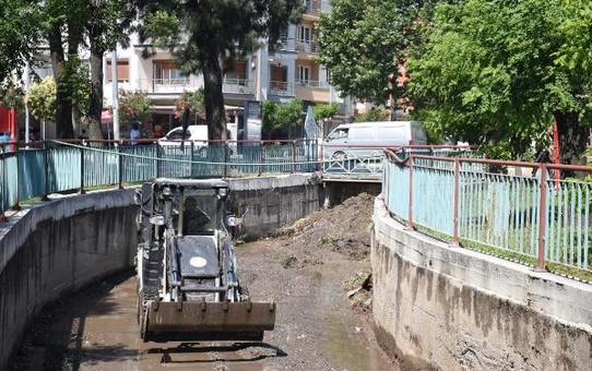 Akhisar'da selin ardından Şahbaz Deresi'nden atıklar çıkarıldı