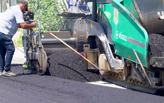 Tarsus'ta ulaşım konforu artıyor: Sait Polat Bulvarı'na paralel yolda sıcak asfalt çalışması devam ediyor
