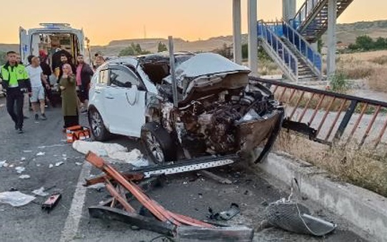 Kırıkkale'de köprü korkuluklarına çarpan cipte 1 kişi hayatını kaybetti