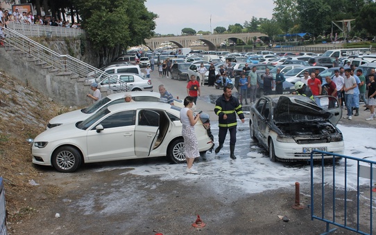 Biga'da Park Halindeki Otomobil Alev Aldı