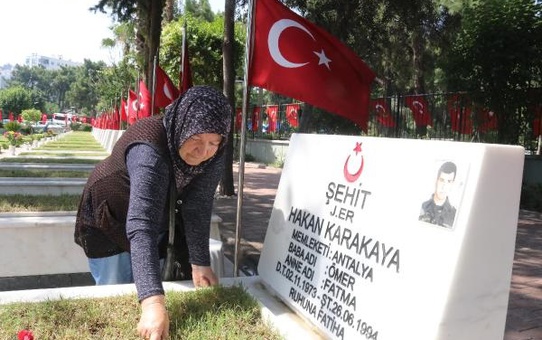 Antalya'da Kurban Bayramı öncesi mezarlık ziyaretleri