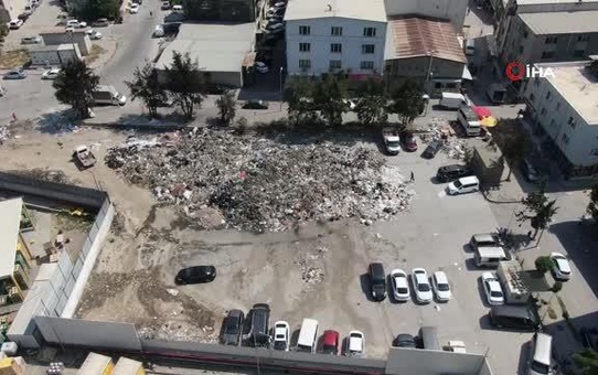 İzmir'in göbeğinde esnafı bezdiren çöp dağları: 'Mikrop kapıp hasta olacağız'