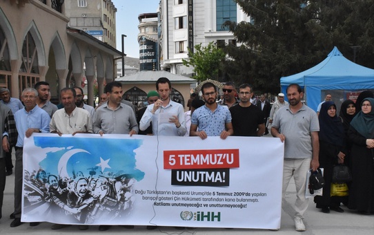 Van'da Urumçi Katliamı Protesto Edildi