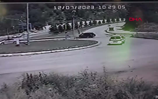 Tokat'ta Kırmızı Işık İhlali Yapan Otomobil Ana Yolda Seyir Halindeki Otomobile Çarptı