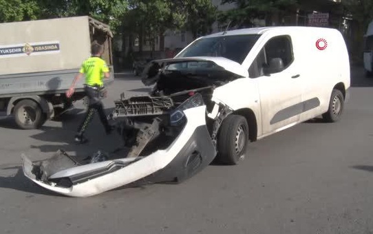Ankara'da freni boşalan servis aracı 3 otomobile çarptı: 2 yaralı