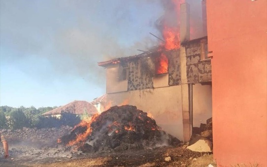 Uşak'ta saman balyalarından başlayan yangın müstakil eve sıçradı