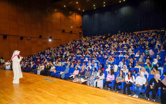 Diyarbakır Büyükşehir Belediyesi'nin düzenlediği 'Huzur Hanem' buluşmalarında Hatice Kübra Tongar söyleşi gerçekleştirdi