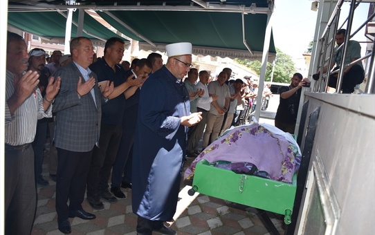 Afyonkarahisar'da minibüs kazasında hayatını kaybeden 7 kişinin cenazesi toprağa verildi