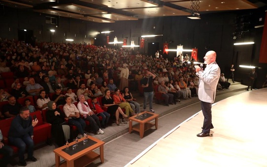 Kocasinan Belediyesi Gençlik Kulübü'nün Tiyatro Oyununa Yoğun İlgi