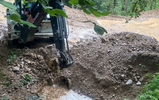 Trabzon Arsin'de heyelan sonrası temizlik çalışmaları sürüyor