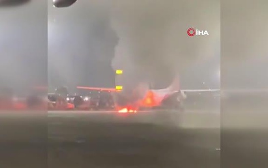 Yolcu uçağının motoru bakım sırasında alev aldı