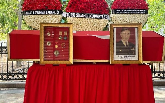 96 yaşında hayatını kaybeden 13. Deniz Kuvvetleri Komutanı emekli Oramiral Orhan Karabulut son yolculuğuna uğurlandı