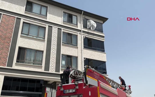 Küçük çocuk daire kapısında mahsur kaldı, itfaiye ekipleri kurtardı