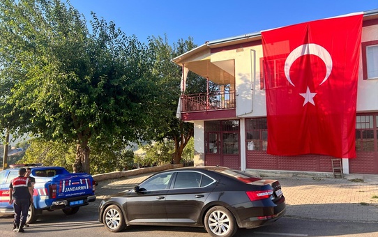 Afyonkarahisar'da kaza sonucu şehit olan Jandarma Astsubay Kıdemli Çavuş Mustafa Tatlı'nın ailesine şehadet haberi verildi