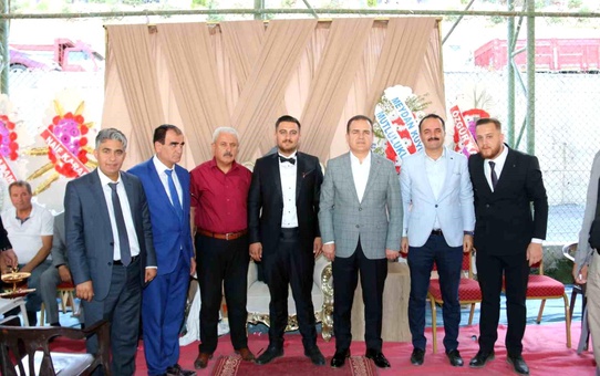 Hakkari Valisi ve Belediye Başkan Vekili Düğün Törenine Katıldı