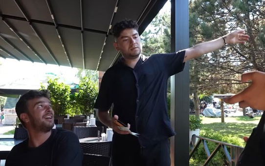 Kafalar Grubu çalışanını herkesin gözü önünde kovdu