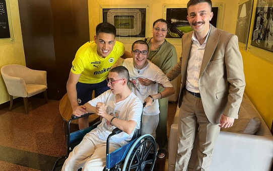 Bedensel Engelli İkiz Kardeşler Fenerbahçe Futbolcularıyla Buluştu