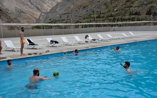 Hakkari'de Vatandaşlar Sümbül Dağı'ndaki Yarı Olimpik Havuzu Tercih Ediyor