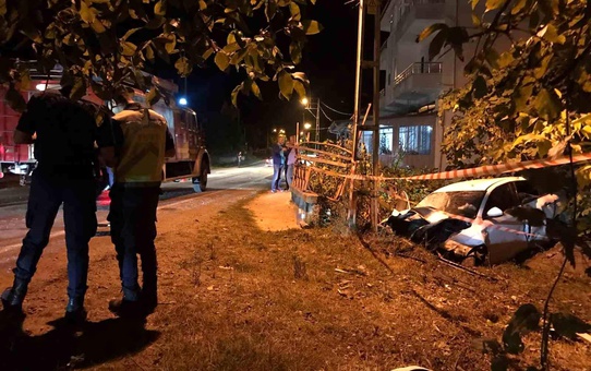 Sinop'ta otomobil duvara çarptı, 1 kişi yaralandı