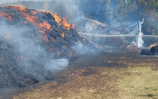 Kastamonu'da çıkan yangında 2 samanlık ve 6 bin balya saman zarar gördü