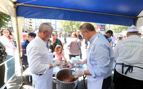 Şahinbey Belediyesi ve AK Parti Milletvekili İrfan Çelikaslan, Muharrem Ayı'nda vatandaşlara aşure ikram etti