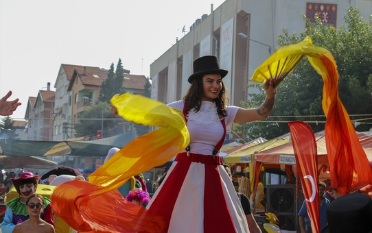 Eşme 25. Uluslararası Turistik Kilim, Kültür ve Sanat Festivali Açıldı
