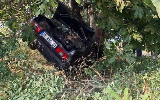 İzmir'de Otomobil Şarampole Çarptı: 2 Ölü