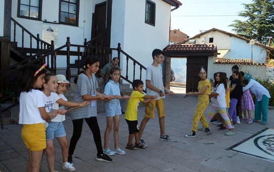 Amasya Merzifon'da Unutulmaya Yüz Tutmuş Geleneksel Çocuk Oyunları Etkinliği Düzenlendi