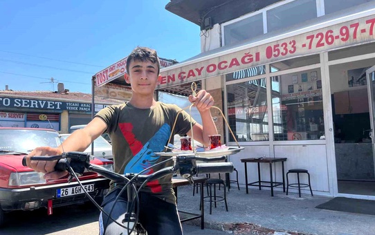 Bisiklet üzerinde günde 600 bardak çay dağıtıyor
