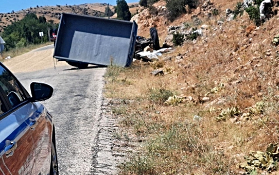 Isparta'da traktör devrildi, 3 kişi yaralandı