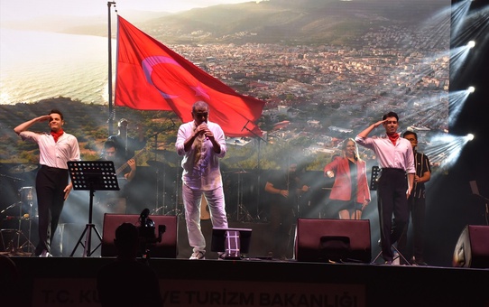 Şarkıcılar Trabzon'da Sevenleriyle Buluştu