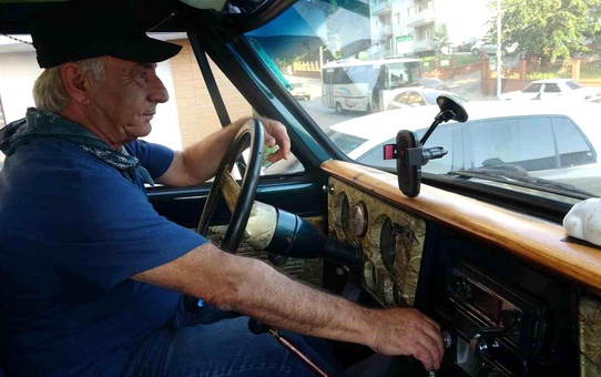 Zonguldak'ta 22 Yıl Sonra Kavuşulan Klasik Araç Görenleri Büyülüyor