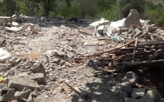Kahramanmaraş depremlerinde evleri yıkılan aile, barakada yaşamaya çalışıyor