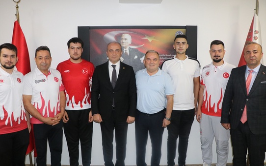 Kırıkkale Polis Gücü Lider Spor Kulübü Yönetici ve Sporcuları İl Emniyet Müdürü'nü Ziyaret Etti