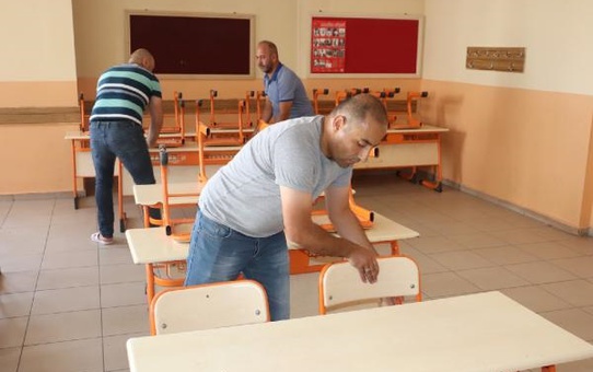 Müdür, iş elbiselerini giyip, okulunun temizlik, bakım ve onarımını yaptı