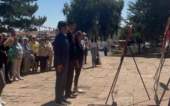 CHP Sivas İl Başkanı Haydar Öztürk, 30 Ağustos Zafer Bayramı'nda Atatürk Anıtı'na çelenk sundu