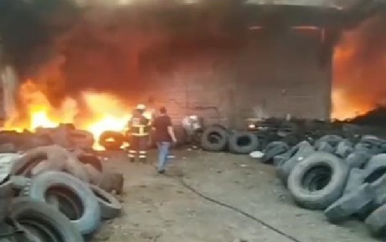 Adana'da Atık Lastik Deposunda Yangın Çıktı