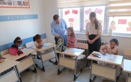 Elbeyli Belediyesi Birinci Sınıf Öğrencilere Çanta ve Kırtasiye Seti Dağıttı