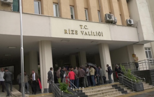 İyi Parti Rize İl Teşkilatı, Valilik Önünde Açıklama Yaptı: 'Sözde Eğitim ya da Barınma Merkezlerine, Bırakın Müsamaha Gösterilmesini, Derhal...