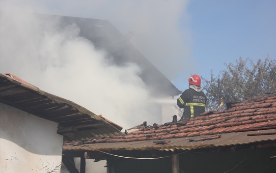 Suluova'da bir depoda çıkan yangın söndürüldü