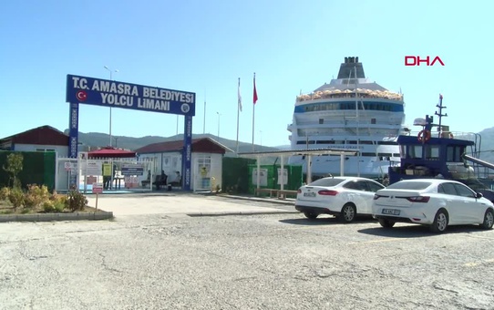 Rus Turistler Amasra'da Denize Girdi